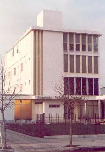 Imagen de frente de la fachada del Sanatorio Policlinico de Coronel Dorrego Provincia de Buenos Aires